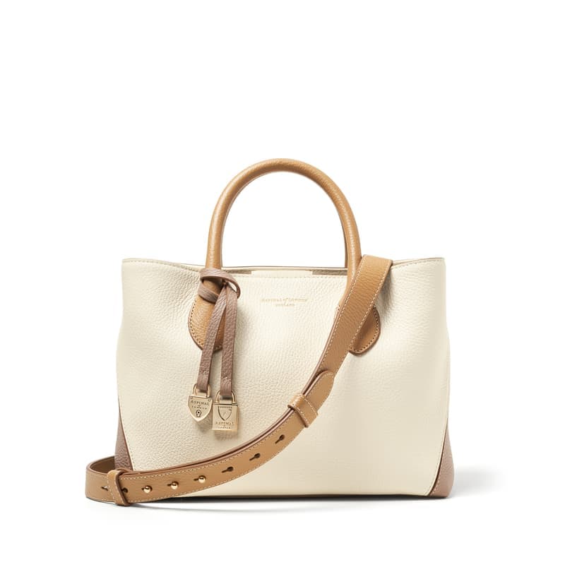 Aspinal of London Midi London Tote in weichem Taupe & Elfenbeinfarbener Kieselstein mit gravierbarem Anhänger