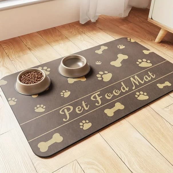 Absorpční podložka pod misky 30x40 cm s potiskem tlapek a kostí Ochrana podlahy Protiskluzová a voděodolná podložka pro psy a kočky hnědá