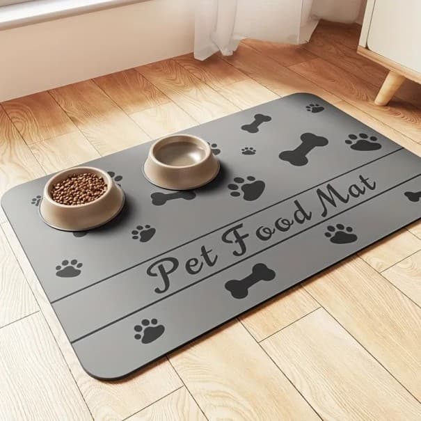Absorpční podložka pod misky 30x40 cm s potiskem tlapek a kostí Ochrana podlahy Protiskluzová a voděodolná podložka pro psy a kočky šedá