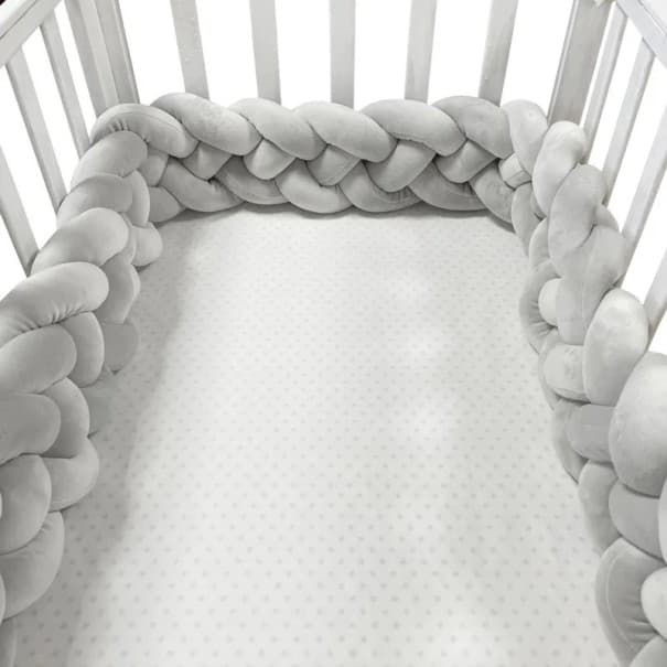 Chránič do postýlky pletený copánkový mantinel délka 1 m bavlna měkká ochrana hlavičky miminka do dětské postýlky kolébky i ohrádky