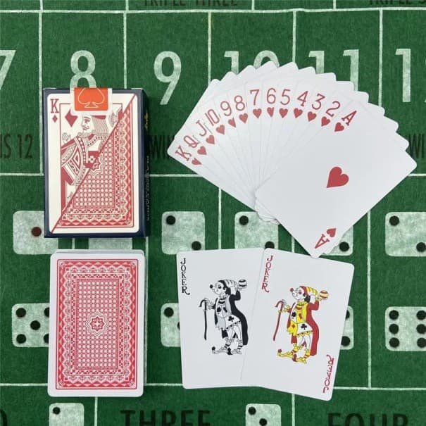 Voděodolné plastové hrací karty 54 kusů s matným povrchem a motivem 6939 vhodné pro poker žolíky nebo kanastu rozměr 58 x 88 mm červená
